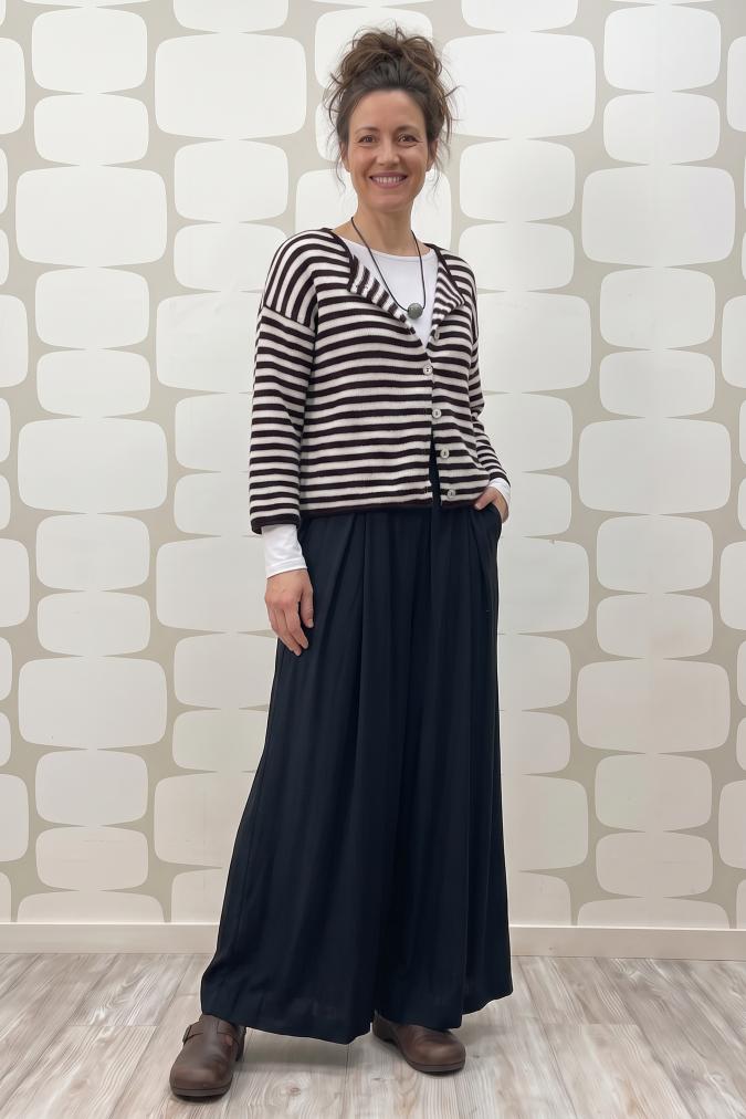 outfit Maglia Queeny bianco nero e Pantalone Stevie nero
