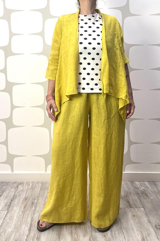 outfit con Coprispalle Santiago giallo e Pantalone La Paz giallo