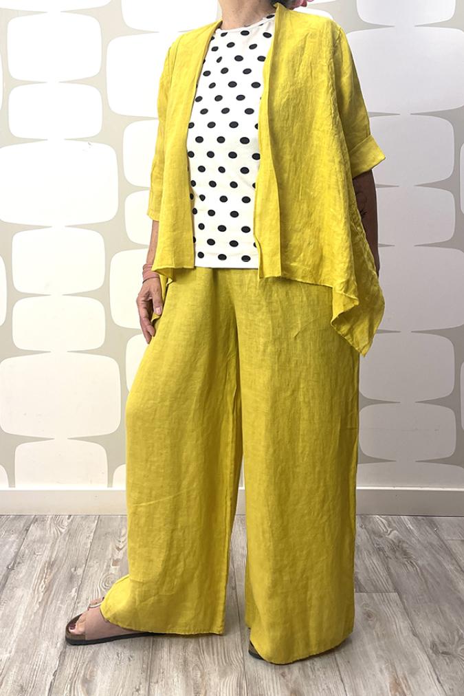 outfit con Coprispalle Santiago giallo e Pantalone La Paz giallo
