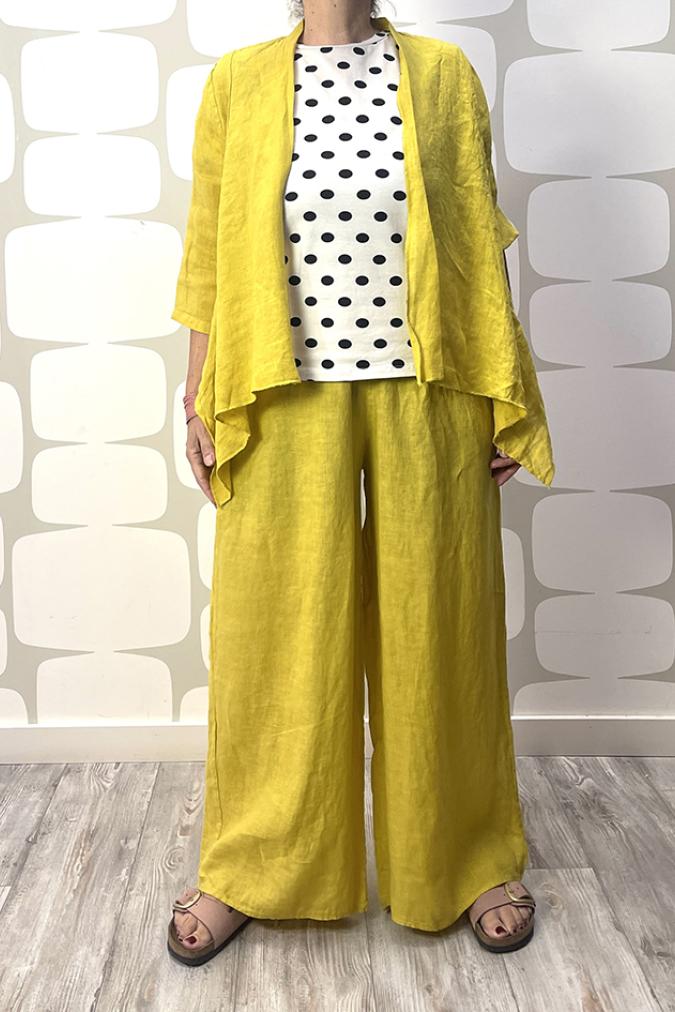 outfit con Coprispalle Santiago giallo e Pantalone La Paz giallo