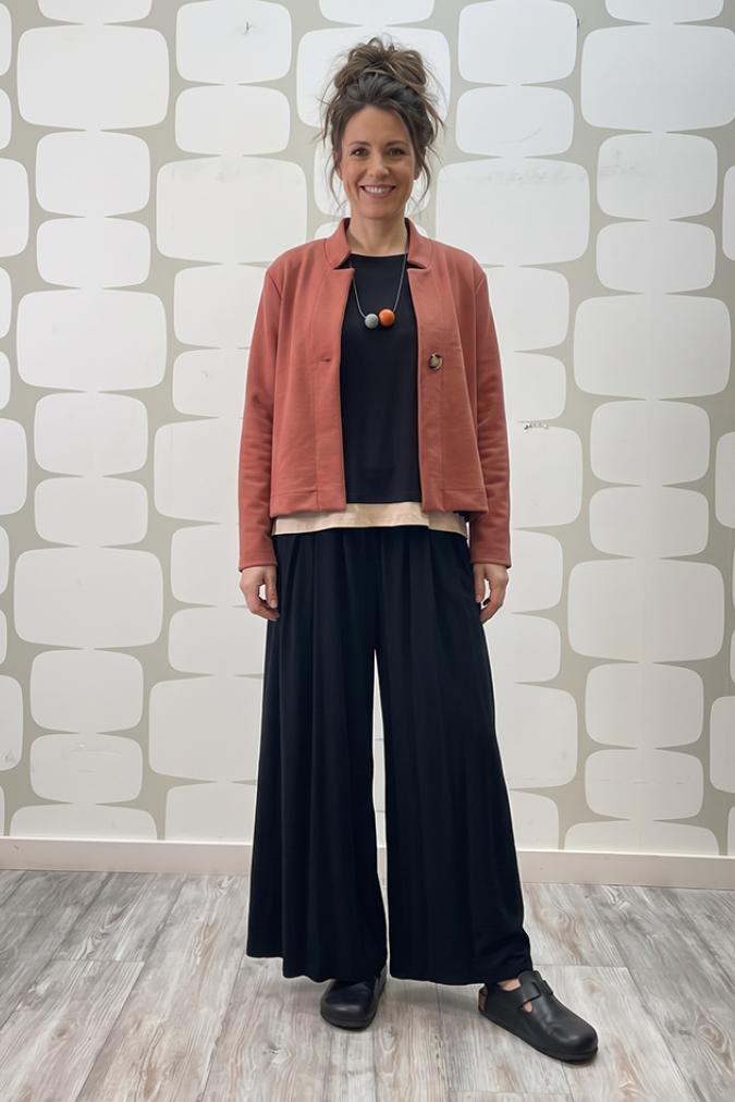 outfit con Giacca Sienna coccio, Maglia Joey nera e Pantalone Stevie nero