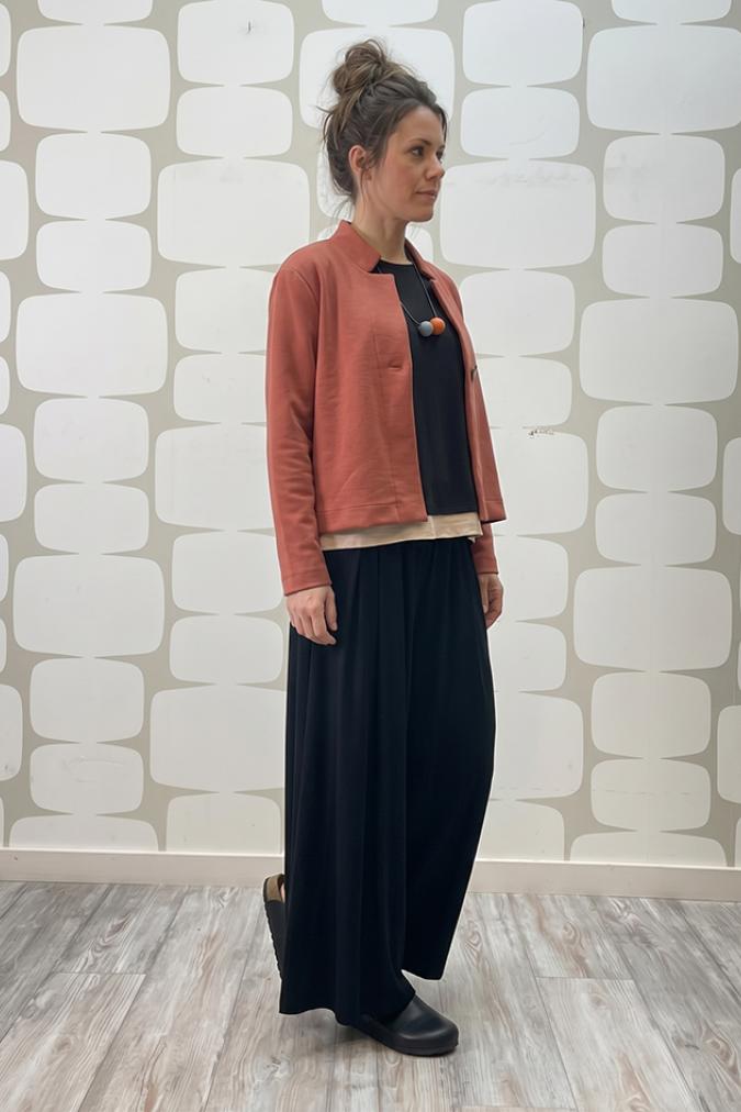 outfit con Giacca Sienna coccio, Maglia Joey nera e Pantalone Stevie nero