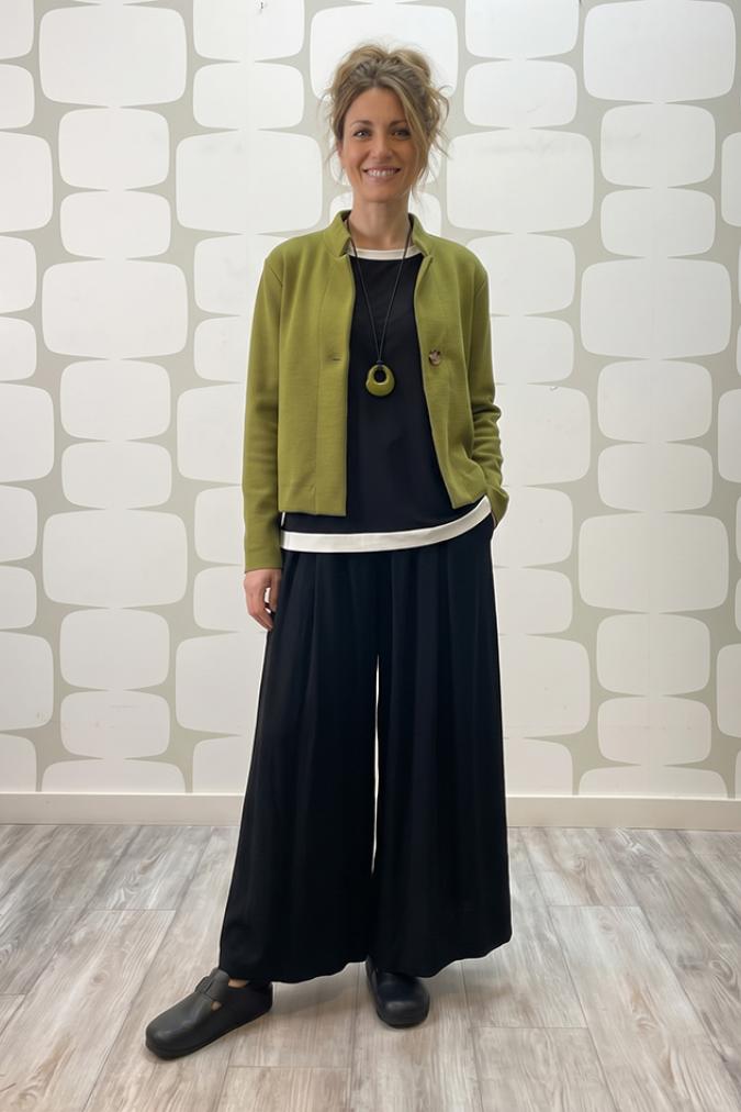 outfit con Giacca Sienna verde, Maglia Joey nera e Pantalone Stevie nero