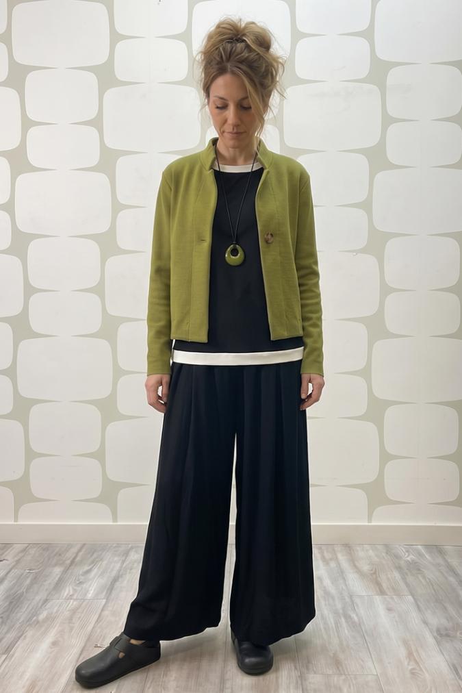outfit con Giacca Sienna verde, Maglia Joey nera e Pantalone Stevie nero