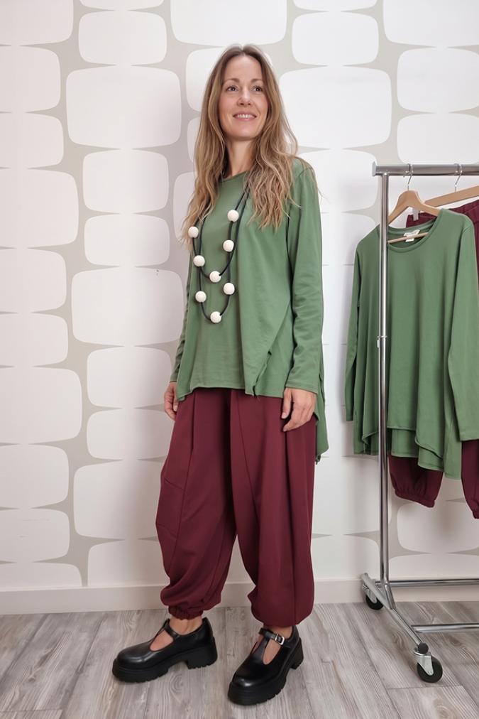 OUTFIT con Maglia Saule verde e Pantalone Sky vino