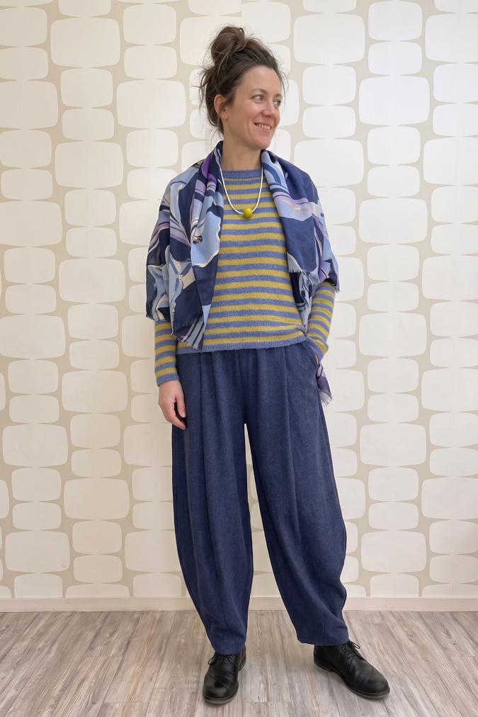 outfit con Maglia Swinton a righe blu e ocra e Pantalone Ealing blu