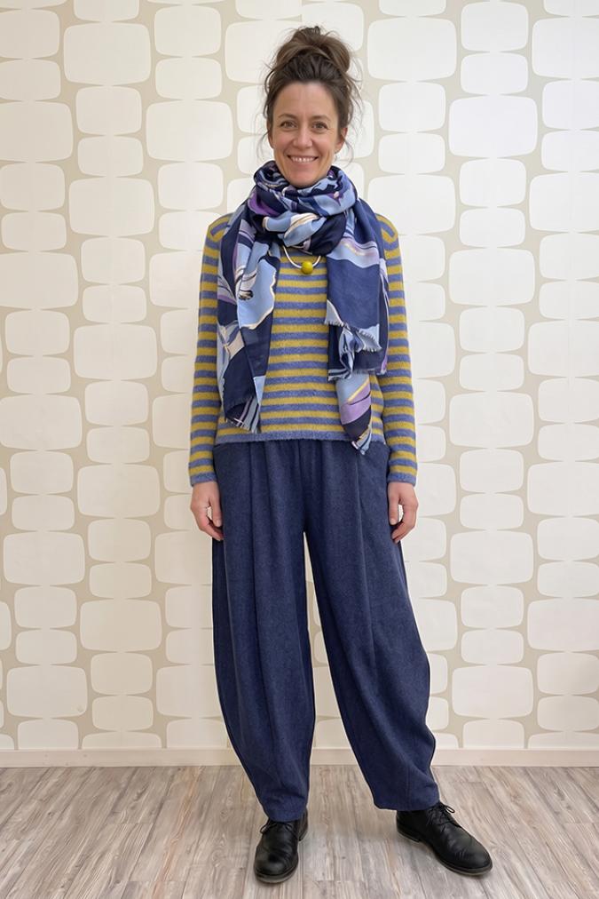 outfit con Maglia Swinton a righe blu e ocra e Pantalone Ealing blu
