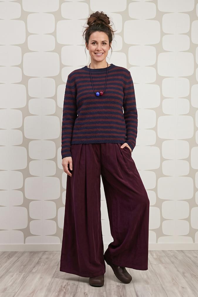 outfit con Maglia Swinton a righe blu vino e Pantalone Stevie vino