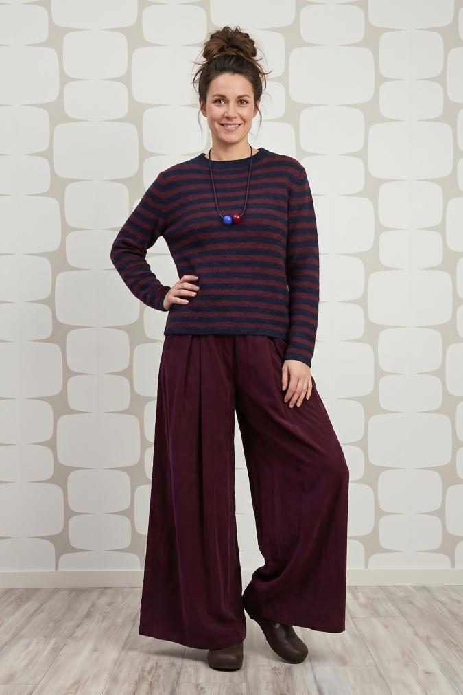 outfit con Maglia Swinton a righe blu vino e Pantalone Stevie vino