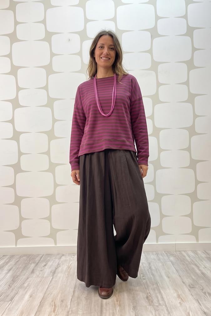 outfit Maglia Taylor a righe magenta e Pantalone Stevie moro