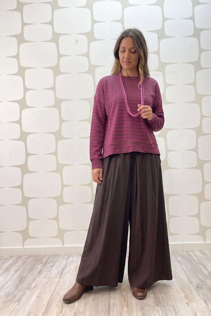 outfit Maglia Taylor a righe magenta e Pantalone Stevie moro