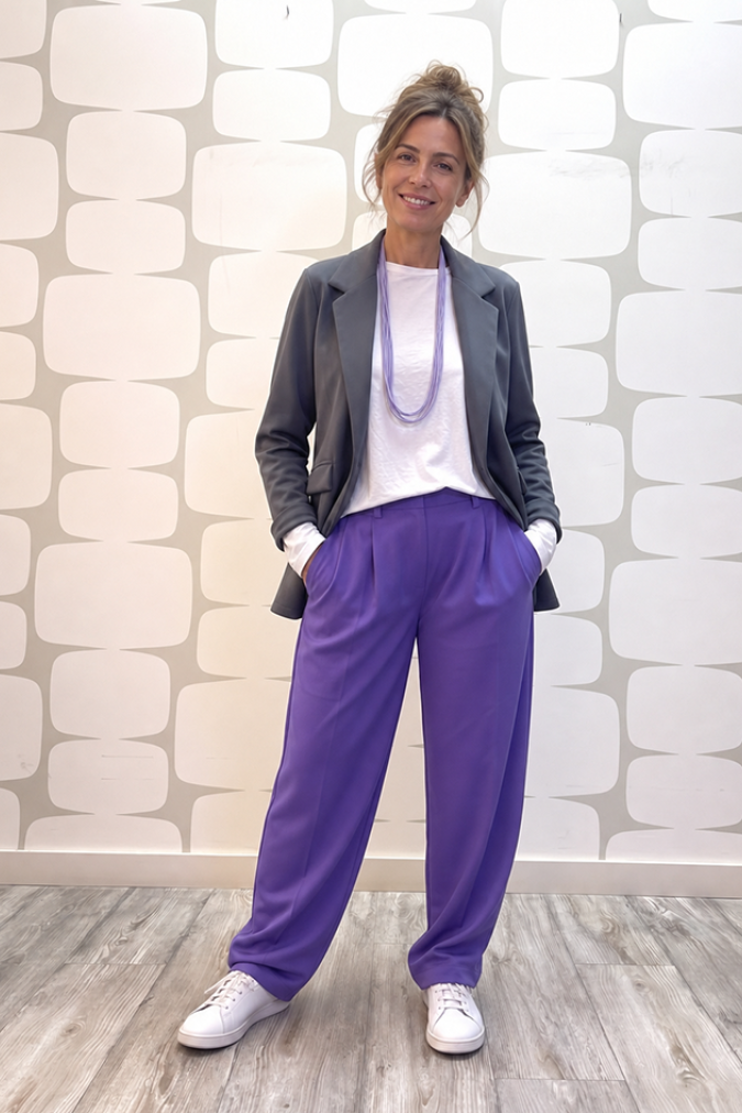 outfit con Giacca Willow grigia, maglia peuplier bianca e Pantalone Eden viola