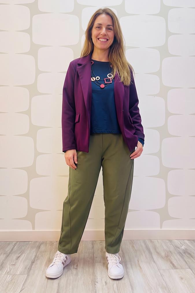 outfit con Giacca Willow prugna, maglia peuplier blu e Pantalone Eden verde