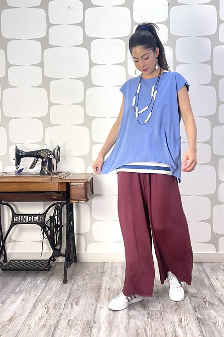 Maglia Avaler sartoriale denim con outfit con pantalone cosmo vino e canotta a riga larga denim e bianca sartoriale