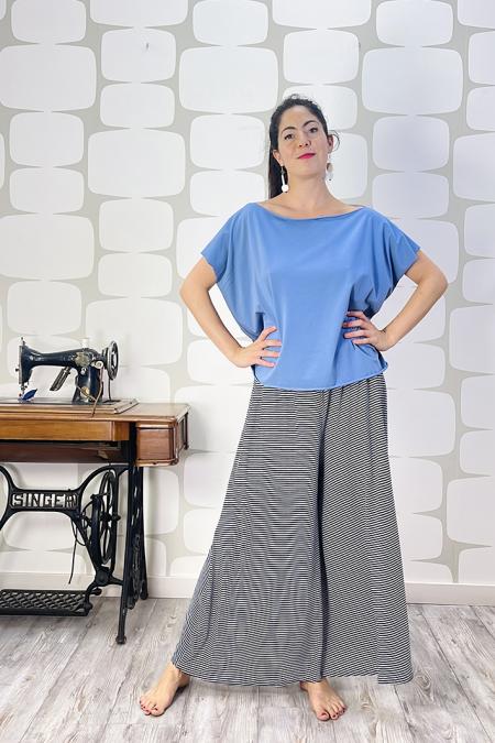 Maglia nora hug sartoriale denim, con outfit con pantalone garis a righe nere e bianche sartoriale